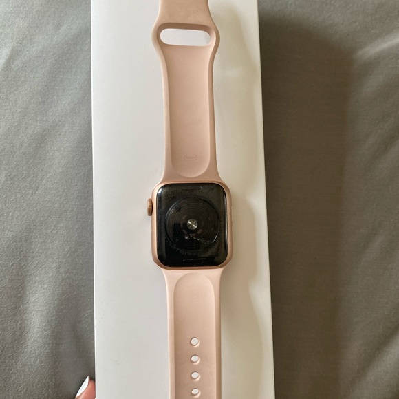 Rose gold Apple Watch for sale! Great condition - Picture 4 of 5